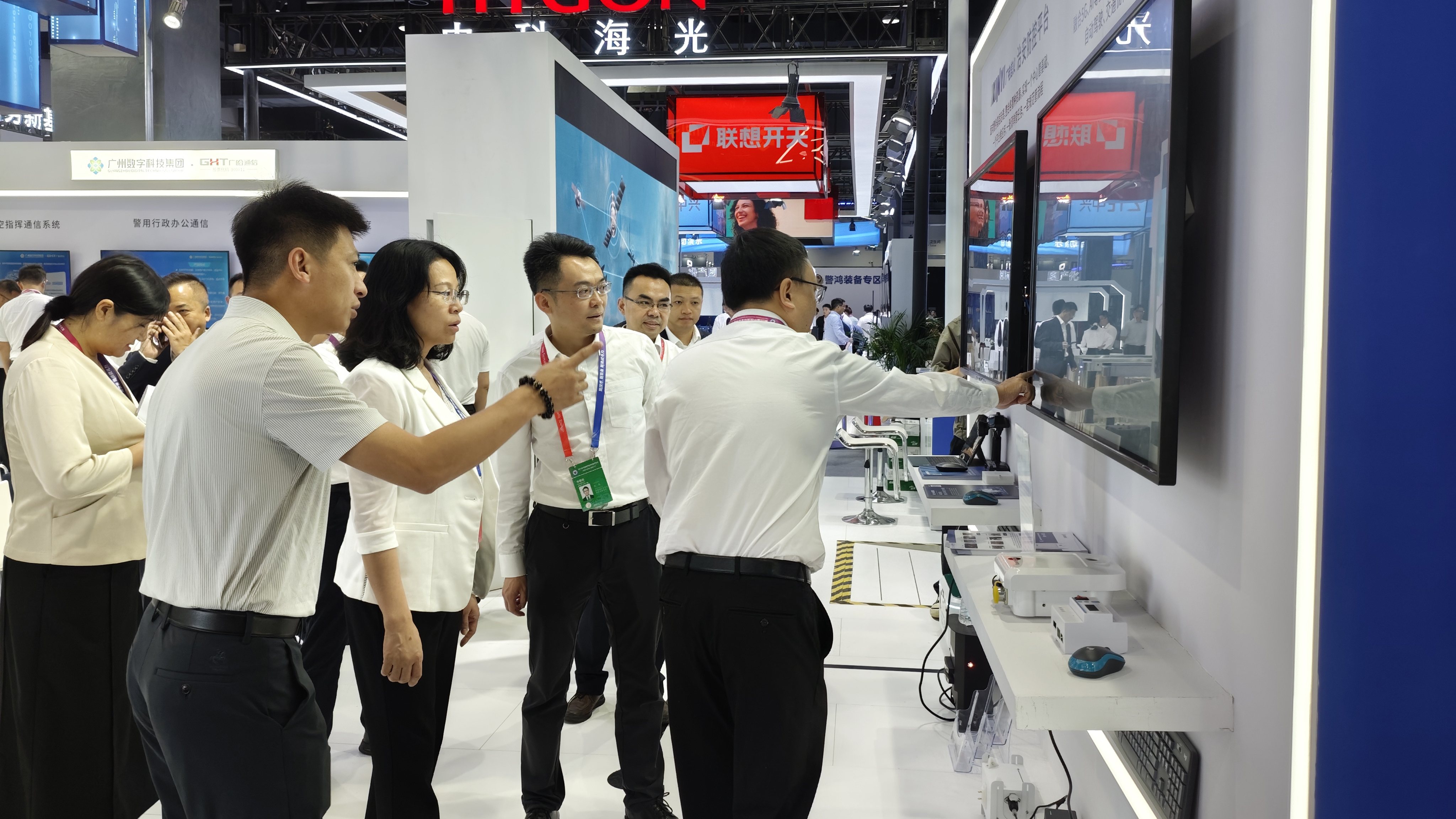 广州数科集团党委委员、副总经理李瑜考察广电运通展区-改（小版本）.jpg