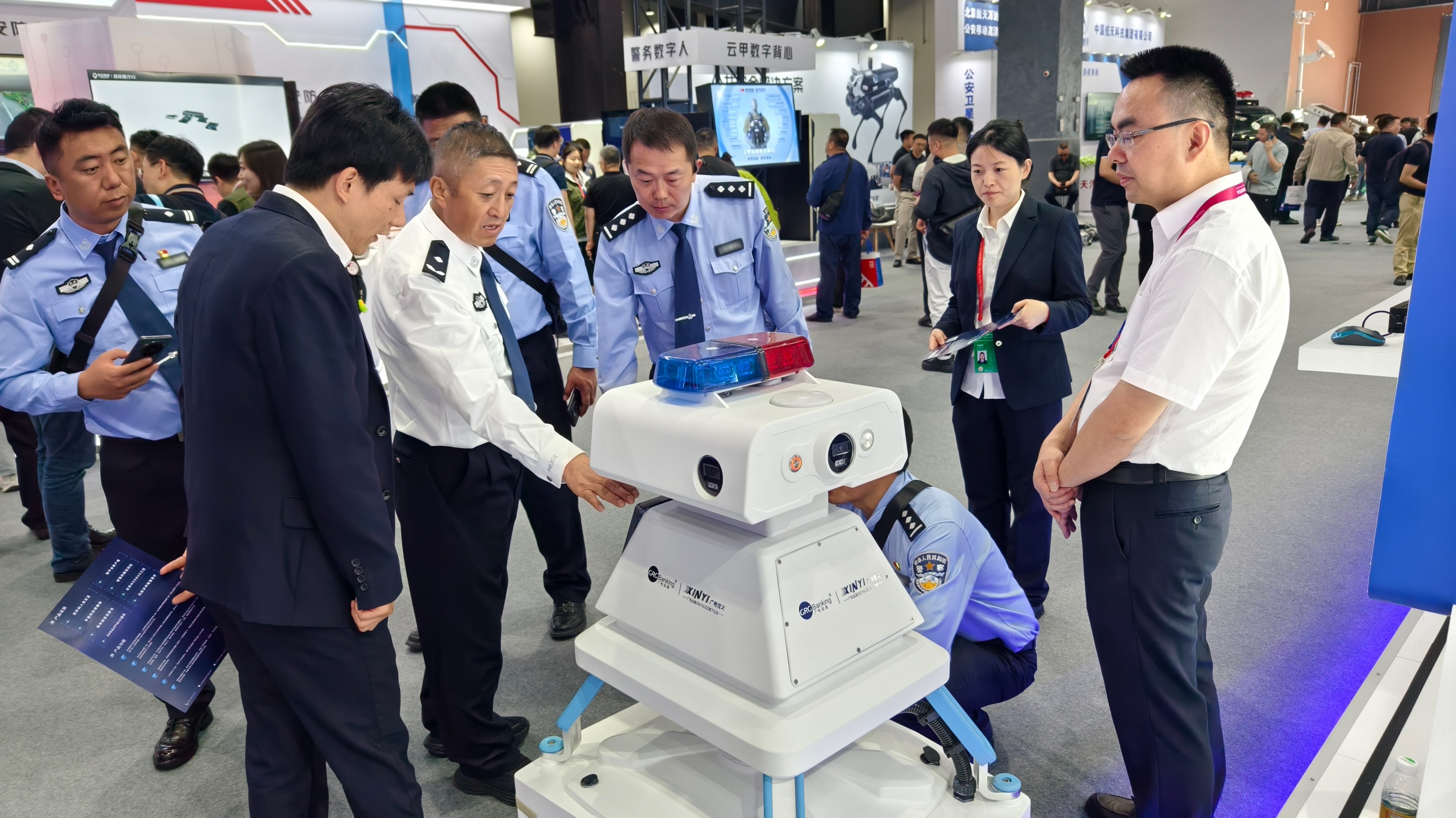 广电信义展出新型警用巡逻机器人 照片2-改（小版本）.jpg
