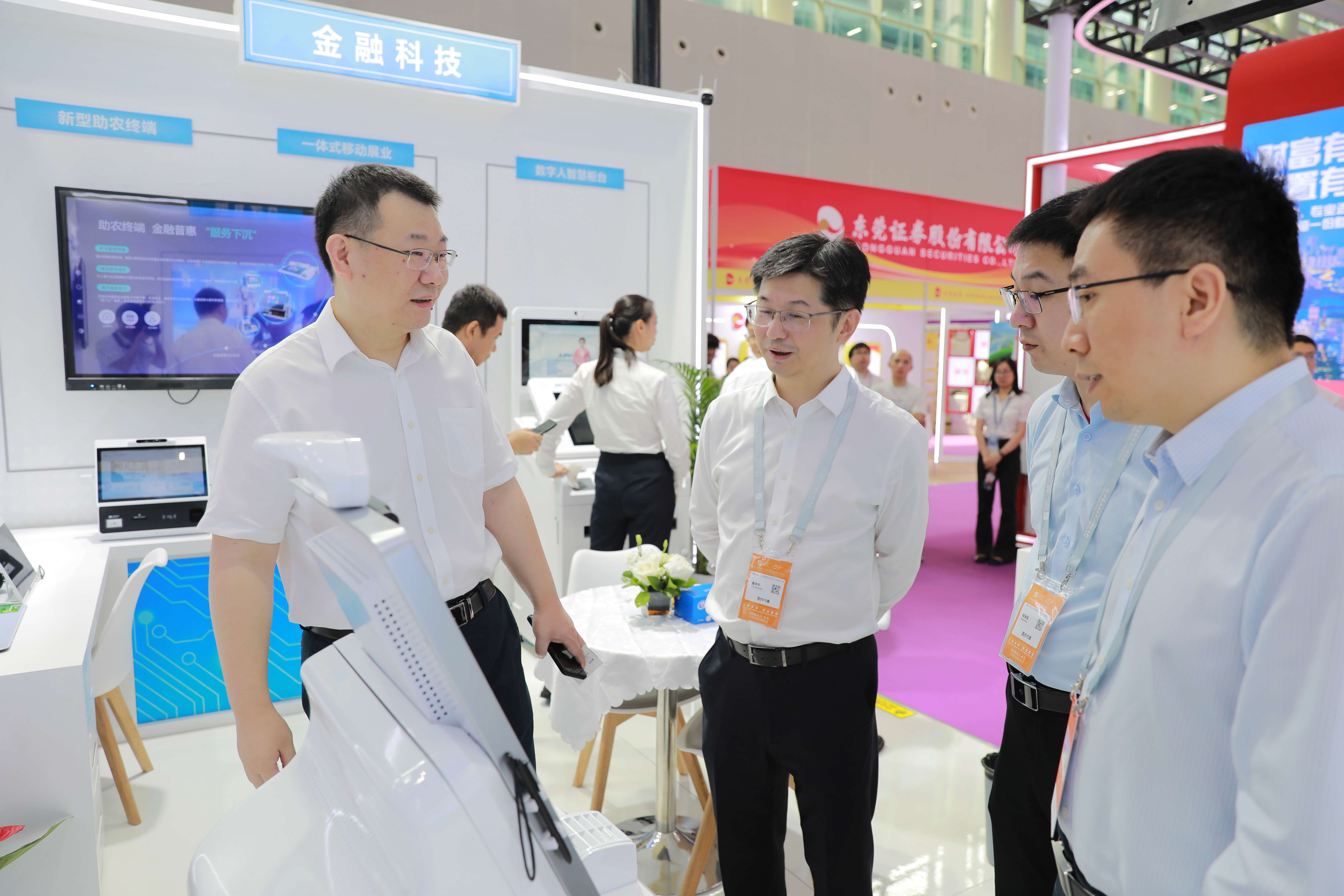 6a22229b3dbb9.jpg 小版本-广电运通具身智能网点机器人产品备受行业客户关注-3.jpg